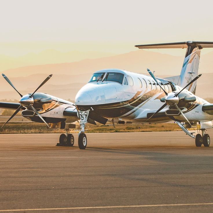 Mecânico trabalhando em aeronave